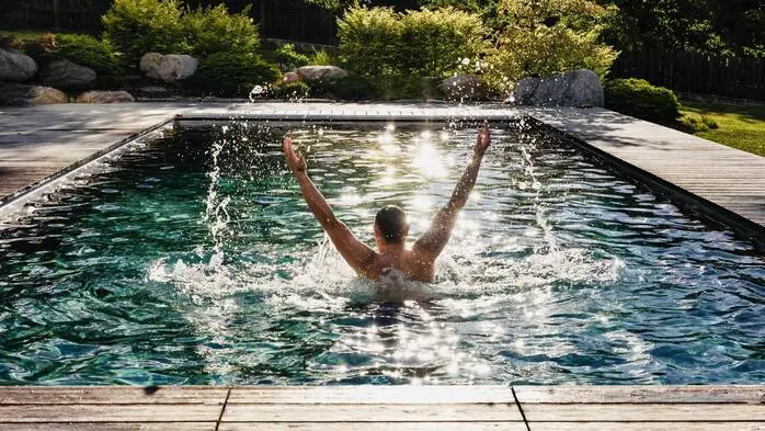 Ein Mann springt aus dem Wasser