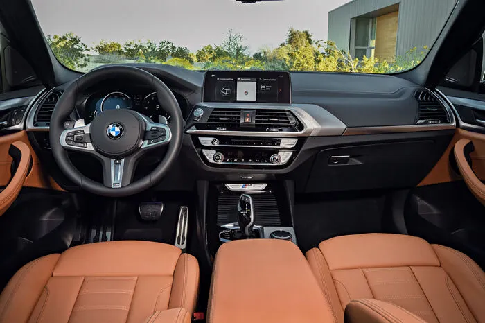 Der Innenraum des neuen BMW X3 sich im Vergleich zum Vorgänger edler und luxuriöser, während sich das Komfortniveau durch eine Vielzahl neuer Ausstattungsoptionen wie eine Drei-Zonen-Klimaautomatik, die aktive Sitzbelüftung, die Cargo-Funktion der serienmäßig im Verhältnis 40:20:40 geteilten Rücksitzlehne sowie das Panorama-Glasdach steigern lässt.