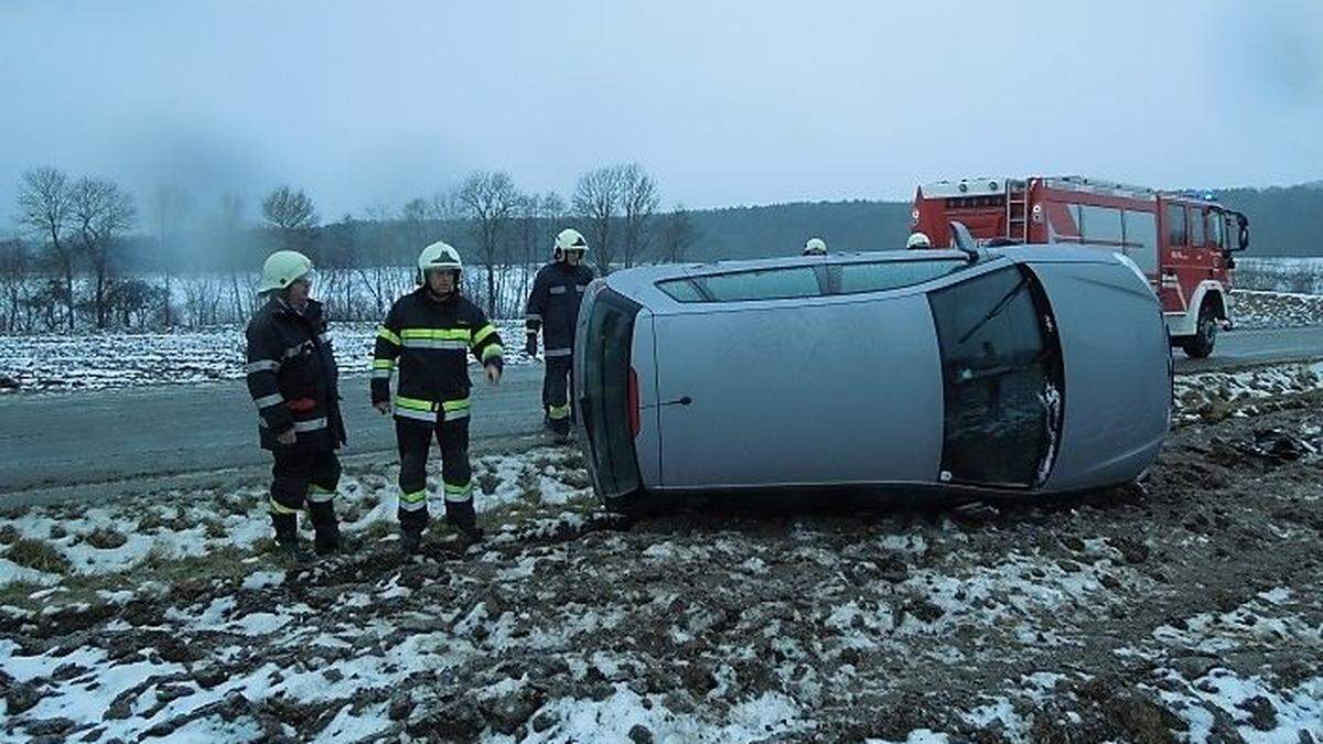 Zwischen Grafendorf und Stambach kam ein Auto von der Straße ab