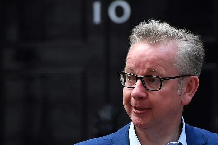 Der Brexit-Wortführer Gove wollte bereits in den Wirren nach dem Referendum im Jahr 2016 an die Parteispitze. Er schaffte es bei der Abstimmung in der Fraktion jedoch nicht in die Endrunde. May machte ihn im Juni 2017 zum Umweltminister, wo er mit einer Reihe umweltfreundlicher Ankündigungen in den Schlagzeilen blieb. Der 51-Jährige ist der führende Brexit-Hardliner in Mays Kabinett.