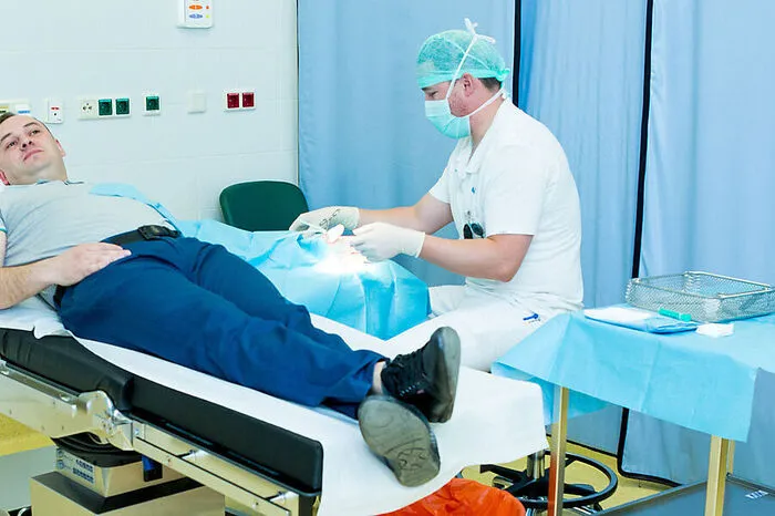 In der Wundversorgung: Hier ist ein Patient mit dem Daumen zu nahe an eine Kreissäge gekommen