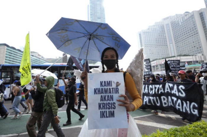 "Die Klimakrise macht uns Sorgen" ist auf diesem Plakat in Indonesien zu lesen.