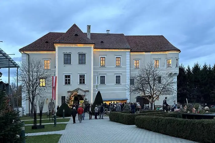 Über 150 Aussteller auf 1300 Quadratmetern Ausstellungsfläche schaffen in den herrlich dekorierten Schlosssälen ein unvergessliches weihnachtliches Ambiente. 