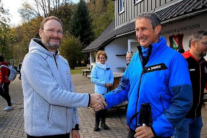 Auch Alt-Bürgermeister Viktor Schriebl (r.) machte sich auf den Weg.