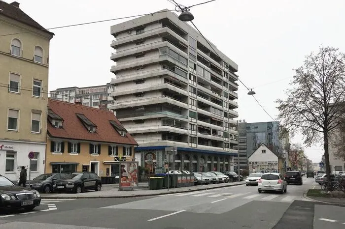 Besonders markant: An der Kreuzung Schönaugasse/ Schießstattgasse ist ein kleiner Platz, der derzeit als Autoparkplatz genutzt wird.
