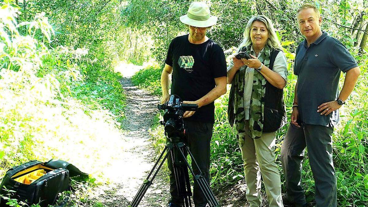 Filmemacher Hubert Dohr, Tierexpertin Helga Happ und Regisseur Christian Vallant (von links) bei Dreharbeiten im Sommer