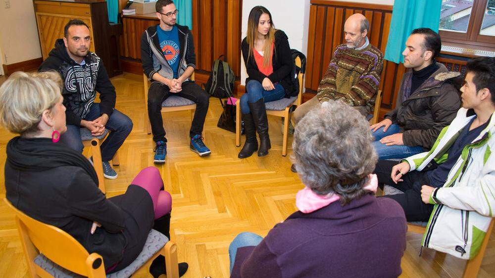 Im Sesselkreis lernten sich die Teilnehmer des "Refugees Dating" kennen