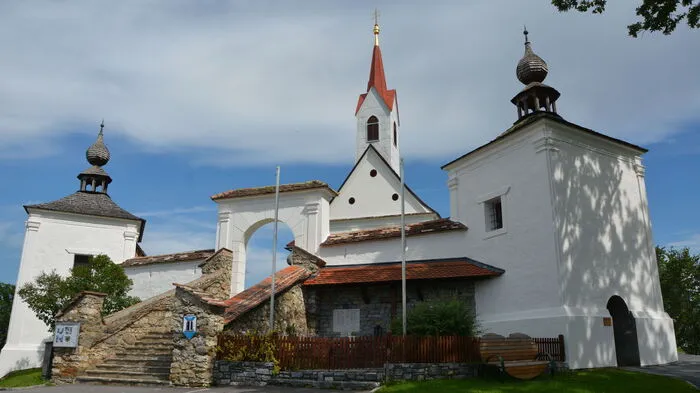 Viele Handwerker - überwiegend ehrenamtlich - haben Hand angelegt, damit die Loreto-Kirche in Gutenberg-Stenzengreith wieder in vollem Glanz erstrahlt.