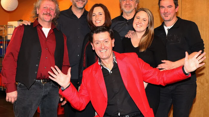 Musikalisch wurde Seppi Rukavina von der Musikgruppe „ARGE Töne“ mit Thomas und Silke Trinkl, Herbert und Heidi Brandstätter, Max Trink und Andres Klimbacher mit zahlreichen Weihnachtsliedern unterstützt. Auch die Tochter Christina „Chrissi“ Rukavina (zwölf Jahre) stand mit dem Lied „Different Words“ auf der Bühne im Stadtsaal.