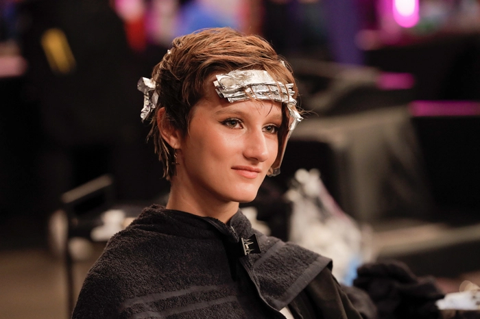 Anya musste sich von ihren langen Haaren verabschieden