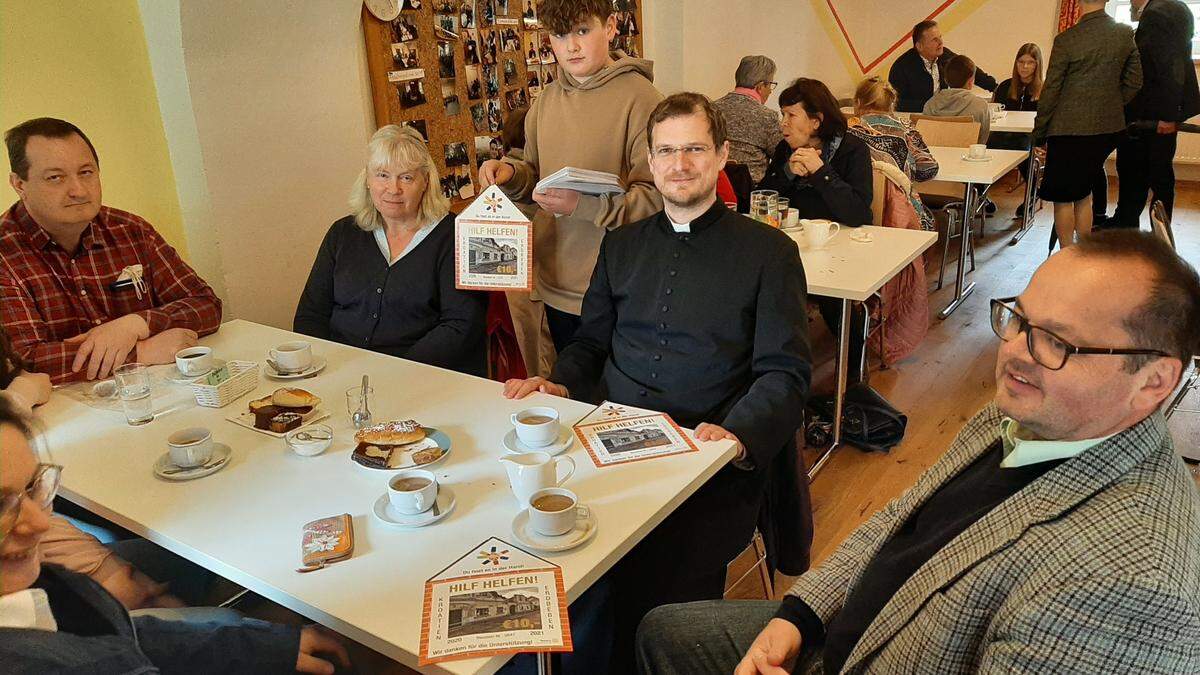 Firmlinge sammelten im Pfarrkaffee Spenden.