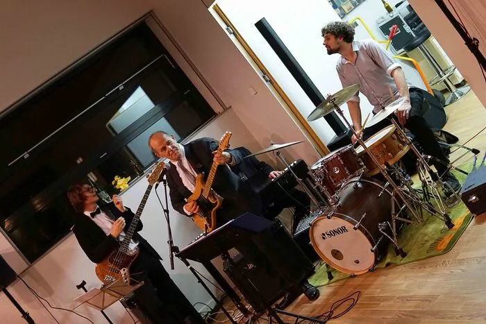 Für die richtige Stimmung am Tanzboden sorgte die Live-Band „RUDI MELCHER und Freunde“. In der Disco wurden die Beats von Landtagsabgeordneten Hannes Primus gemixt.