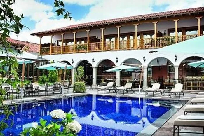 Belmond Palacio Nazarenas. Das Hotel liegt an einer ruhigen Plaza direkt hinter dem Hauptplatz im peruanischen Cusco. Der ehemalige Palast, der auch schon als Kloster fungierte, wurde in jahrelanger Arbeit liebevoll restauriert und ist heute eine Perle der Architektur.