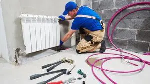 AdobeStock; sujet, handwerker, heizung, montage, heizkörper