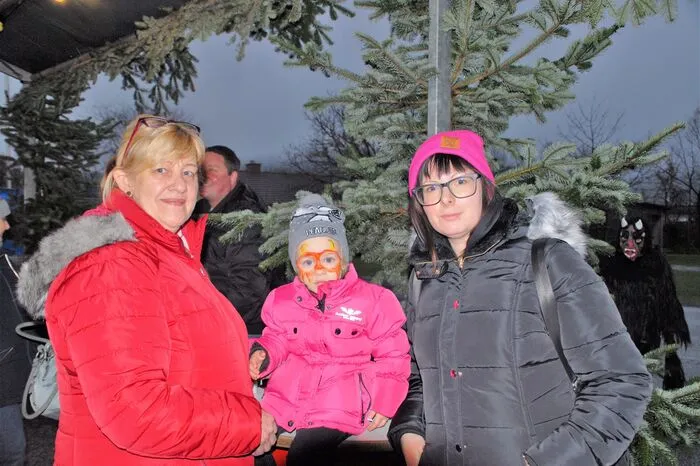 Zahlreiche Besucherinnen und Besucher waren gekommen, um sich ein Packerl vom Nikolo abzuholen.