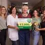 Fünf Frauen halten einen Scheck über 5000 Euro und den goldenen Fressnapf und lächeln | Von links: Ines Petschar, ehrenamtliche Helferin Sozialbetreuung, Andrea Painsith, ehrenamtliche Helferin Kundenbetreuung, Gabriele Goldynia, Obfrau, Marina Kabusch, ehrenamtliche Helferin Spendenmanagement und Sonja Wichmann, District Manager Kärnten, Fressnapf Österreich