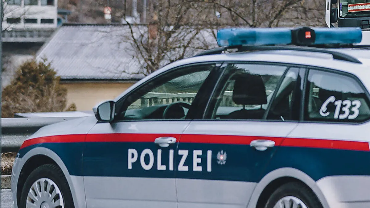 In Braunau am Inn wurde ein Mann mit Faustschlägen attackiert, nachdem er mit seinem Auto steckengeblieben war.