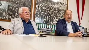 Josef Feldner und Marjan Sturm vor den Großfotos der Großdemo 1972 in Klagenfurt