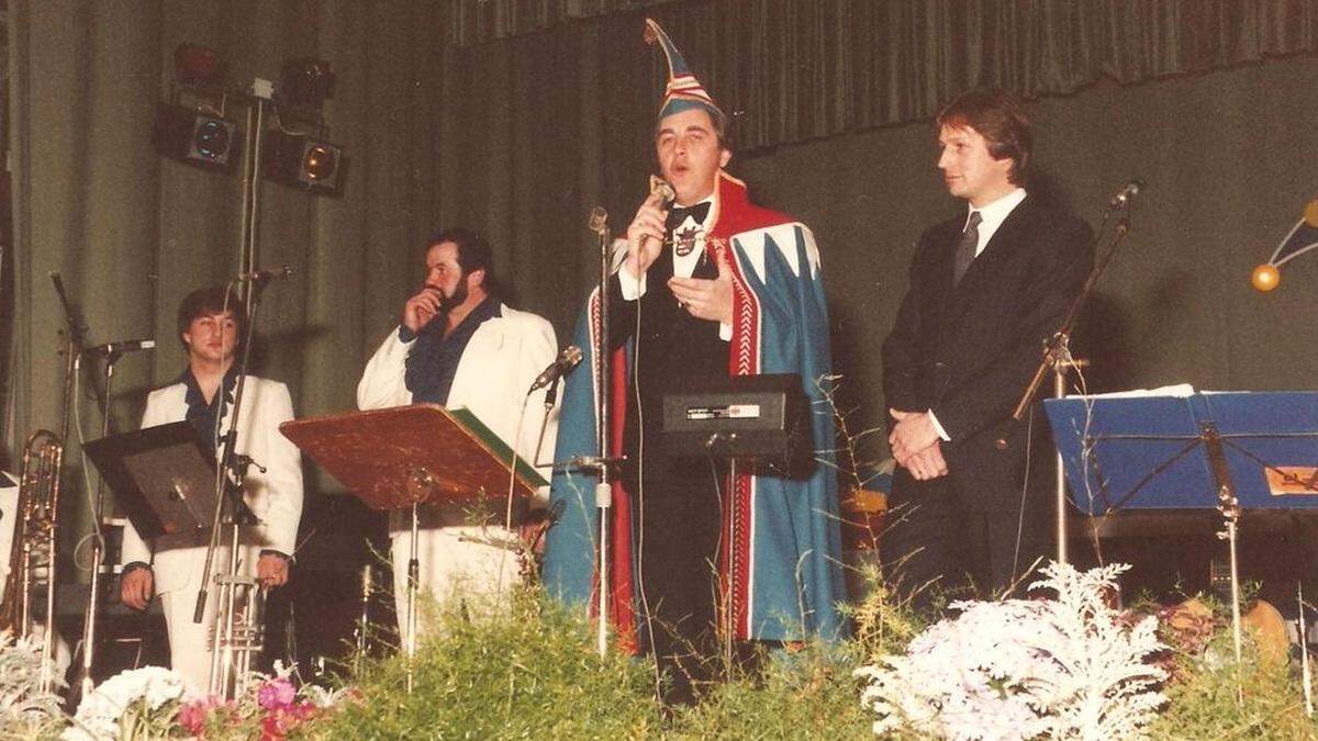 Die legendären Faschingssitzungen anno dazumal im Lienzer Stadtsaal. Mit dabei war auch Robert Possenig (Zweiter von rechts) 