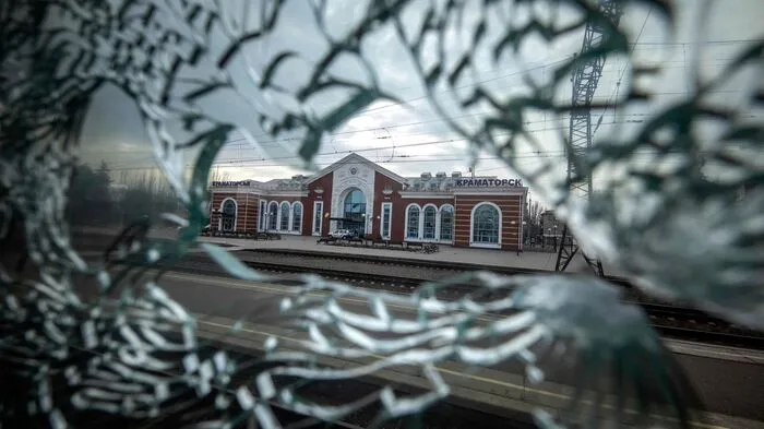 Am 9 April trafen Raketen den Bahnhof. Hunderte warteten auf den Evakuierungszug, 52 starben