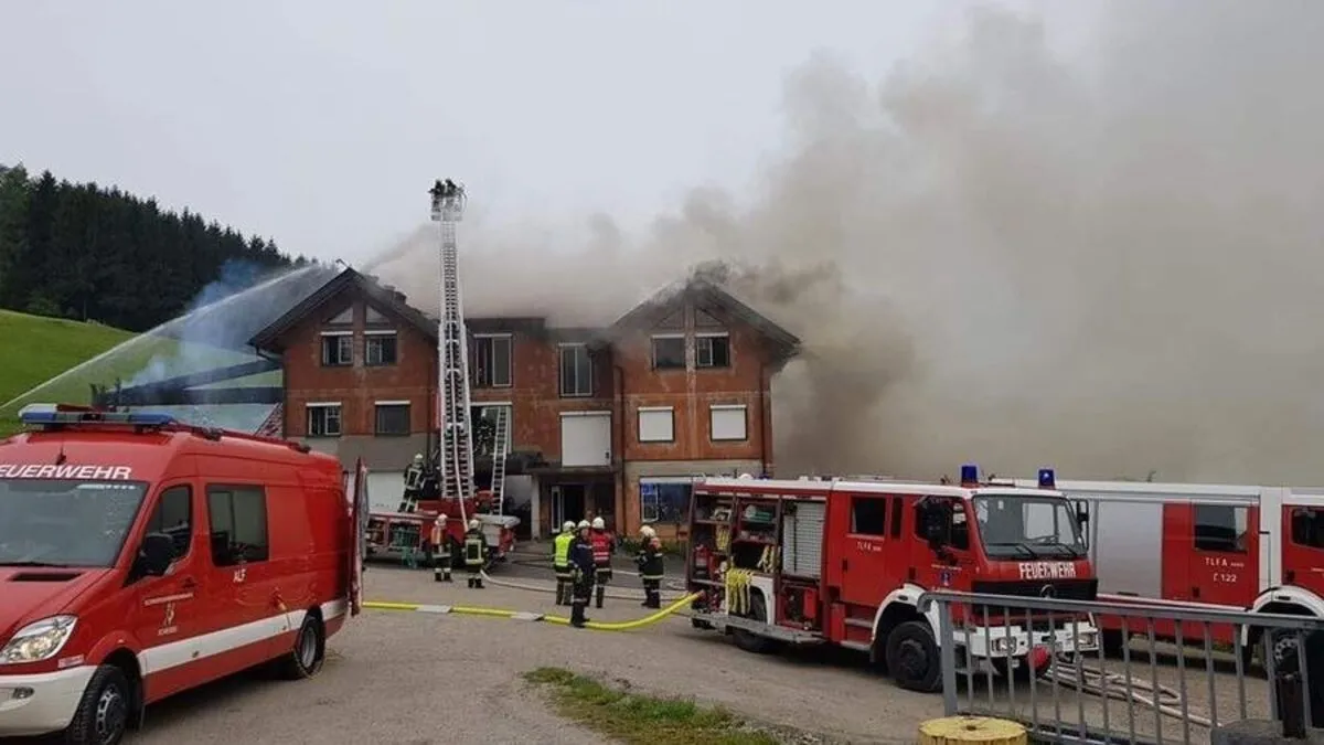 Der Schaden an den Gebäuden ist enorm, das erst kürzlich neu errichtete Haus der Familie wohl unbewohnbar