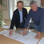 Franz Kortschak, Chef der Baubezirksleitung Südoststeiermark, und Josef Tauschmann mit den Plänen