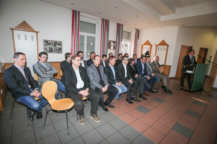 Mit dem Spruch „Jeder ist seines Glückes Schmied“ betonte Ausbildungsleiter Karl Reibenbacher die Wichtigkeit einer fundierten Berufsausbildung und verwies auf die guten Leistungen der Lehrlinge, die nun in einen neuen Lebensabschnitt starten können.