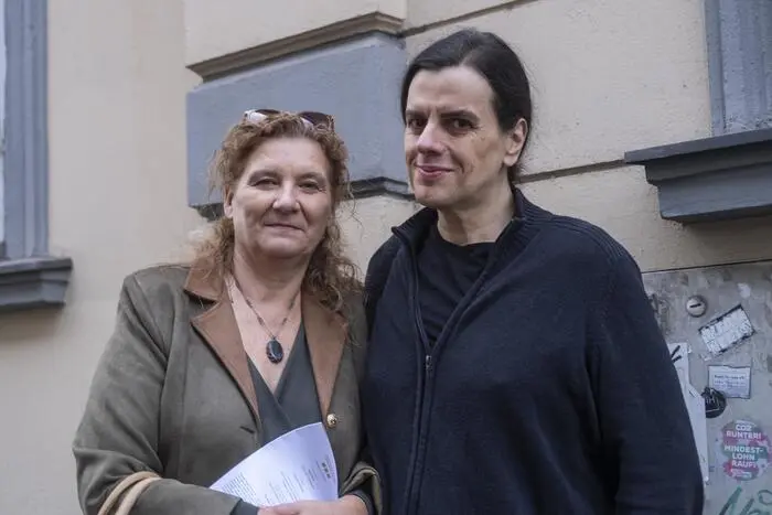 Birgit Roth vom Verein für Gedenkkultur hat die Verlegungen organisiert, Sänger Alexander Desmond hat sie musikalisch begleitet