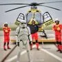Klaus Rainer posierte in der Sturmtruppen-Uniform vor dem Rettungshubschrauber C 11 