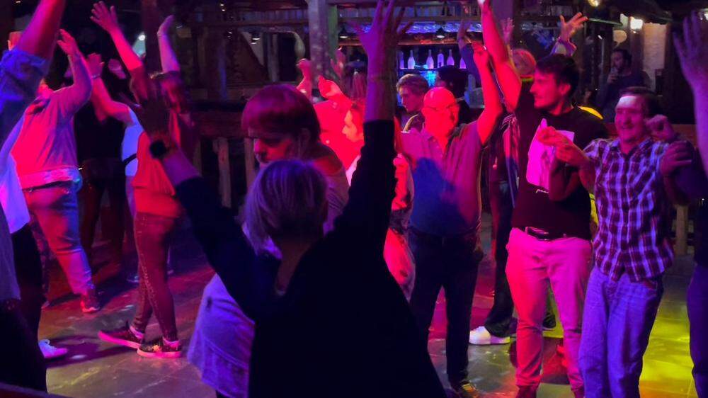 Klienten der Lebenshilfe feiern mit Partygästen im Almrausch Lannach