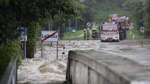Unwetter setzen Infrastruktur zu: Überflutete Brücke über die Sulm bei Leibnitz
