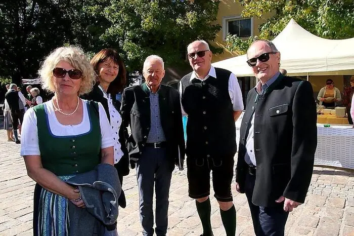 Bei spätsommerlichen Temperaturen konnten die zahlreichen Besucher bei schwungvoller Musik, dargeboten von der Gruppe „Weststeirisch Z‘sammgwürfelt“, hausgemachte Schmankerl, Kastanien und Sturm  genießen und an den Marktständen in regionalen Produkten stöbern.