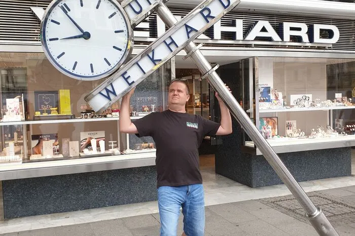 Roman Nussgruber schickte uns seine "Kraftprobe mit der Weikhard-Uhr"