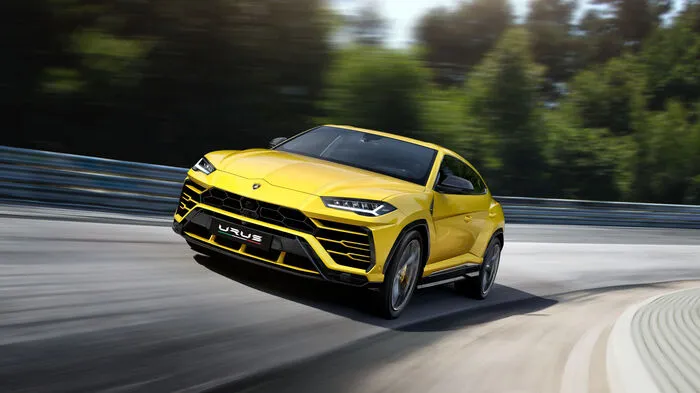 Lamborghini hat mit dem Urus seine dritte Modellreihe vorgestellt und ihrem Sportwagen-Portfolio ein SUV zur Seite gestellt. Er wird der Urus von einem 4 Liter großen V8-Biturbo-Benziner mit 650 PS befeuert, der bei 2250 Touren 850 Newtonmeter maximales Drehmoment freisetzt. Das macht 162,7 PS pro Liter Hubraum und 3,38 Kilo pro PS – das kann sich sehen lassen.
