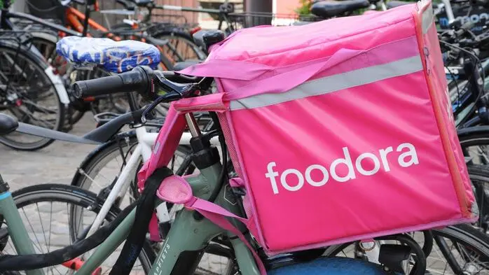 Foodora-Bestellung per Rad | Die pinken Essensboxen dominieren den Liefermarkt
