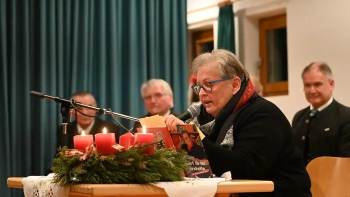 Literarisch wurde der Abend von Hildegard Marktl humorvoll begleitet.