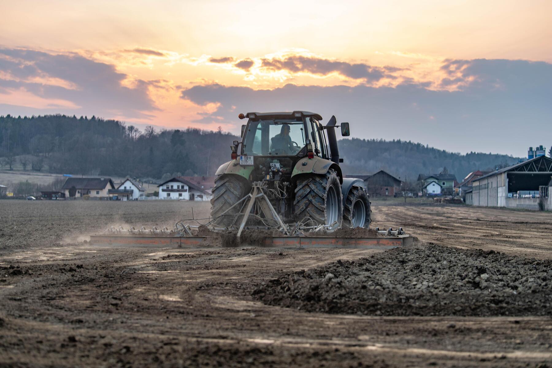 Auto kollidierte mit Traktor und überschlug sich: Zwei Verletzte