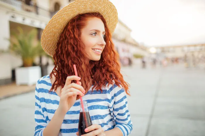 4. Beach Waves ohne Lockenstab oder Glätteisen. Für all jene, die es gerne schnell und unkompliziert mögen, erklärt Eniss Agrebi von DIE WIENER FRISEURE wie man die angesagte Sommerfrisur ganz easy stylen kann: Nach dem Haarwaschen die Haare am natürlichen Scheitel auseinanderfallen lassen. Anschließend Hitzeschutz im Haar verteilen und mehrere, grobe Zöpfe flechten. Nun werden die einzelnen Zöpfe, von oben beginnend, für ein paar Sekunden im Glätteisen eingeklemmt (5 bis max. 10 Sekunden). Nach diesem Prinzip arbeitet man sich Stück für Stück nach unten. Anschließend das Haar für zirka 5 Minuten auskühlen lassen, Zöpfe lösen und Haare ausschütteln – fertig sind die Beach Waves.