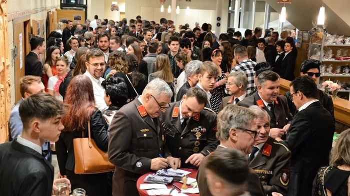 Zahlreiche Gäste kamen zum Feuerwehrball "Grease - The Lightning Fire" ins Kultur- und Pfarrzentrum Heiligenkreuz am Waasen. Das Ballmotto und die Gesamtdekoration des Balles wurde von Elisabeth Pichler erstellt und umgesetzt.
