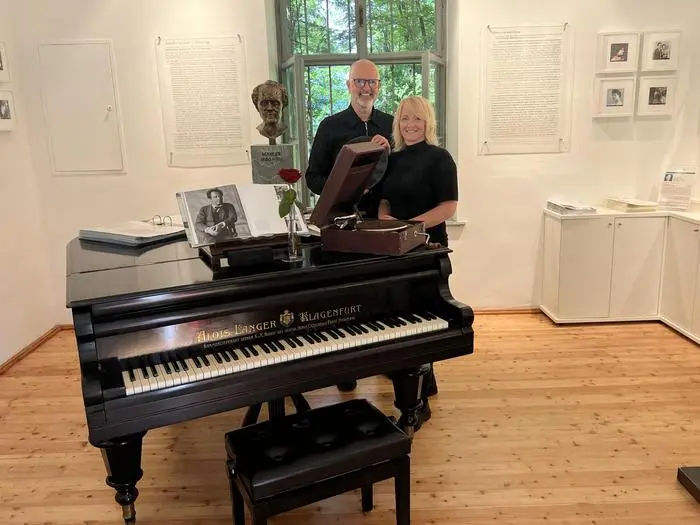 Manuela Kraßnitzer und Dieter Resei im Komponierhäuschen Gustav Mahler
