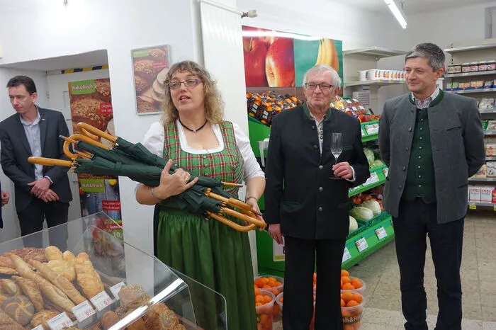 Für die tatkräftige Utnerstützung aller Beteiligten bedankte sich Maria Handler mit einer Steiermarktorte und brandneuen Holzregenschirmen der Gemeinde Stanz.