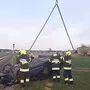 Das Unfallauto landete am Dach direkt neben der Eisenbahnstrecke