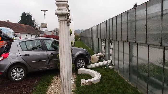 Unfall-Pkw prallte gegen Säulenelemente einer Gärtnerei