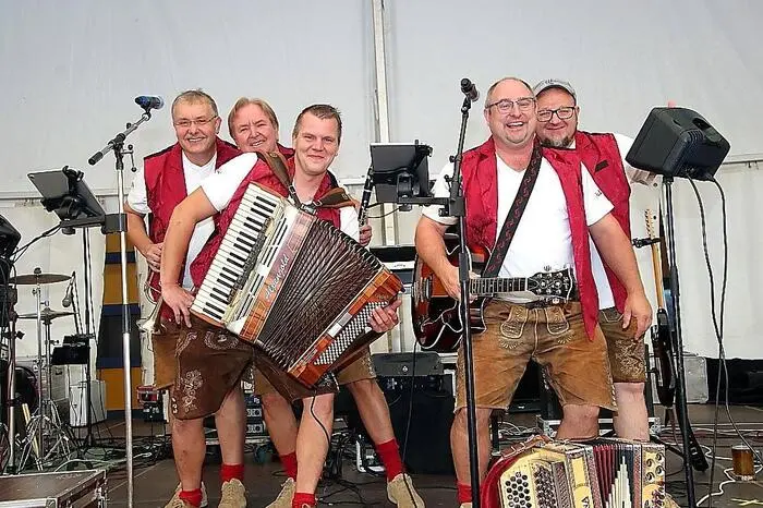 Beim anschließenden Frühschoppen sorgte die Gruppe „Alpenland Power“ für Musik und beste Stimmung.