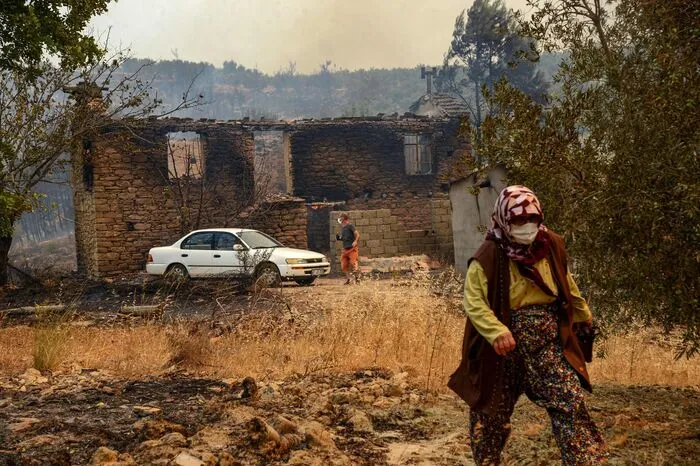 Insgesamt seien 53 Waldbrände in unterschiedlichen Provinzen des Landes ausgebrochen, von denen 36 unter Kontrolle seien, sagte Pakdemirli.