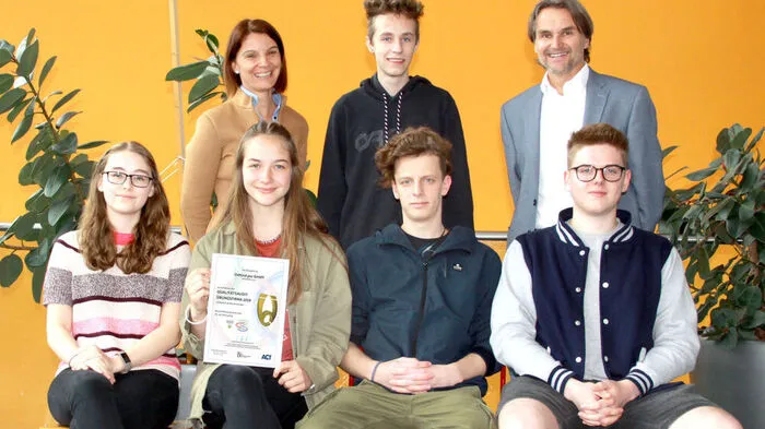 Vorne: Sarah Hörtnagel, Michelle Koini, Christopher Klocker, Simon Dudek; Hinten: Kathrin Unterasinger, Kilian Kahn, Direktor Josef Pretis