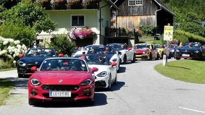 Drei Tage lang trafen sich 85 Fiat-124-Spider-Fans mit insgesamt 45 Autos aus neun europäischen Ländern beim zweiten internationalen Fiat-124-Spider-Treffen in den Bezirken Bruck-Mürzzuschlag und Leoben.