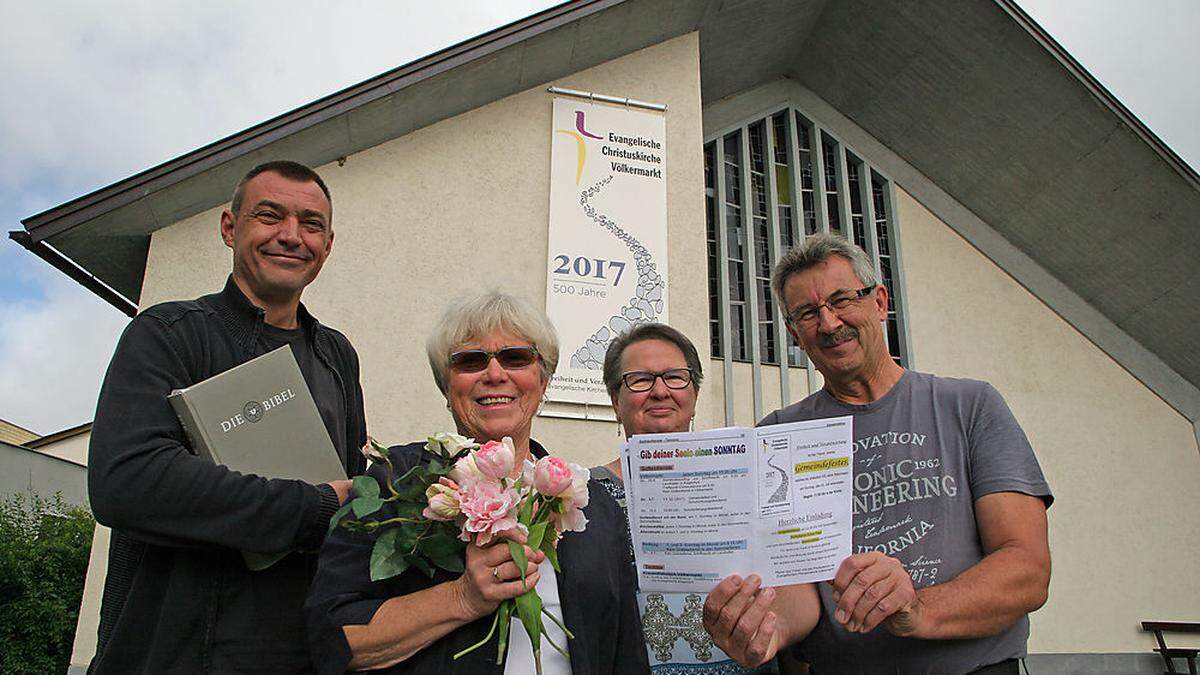 Pfarrer Igor Vukan, Edith Teyrowsky, Ilse Vodivnik und Hartwig Wolbank vor der Christuskirche laden zum Gemeindefest