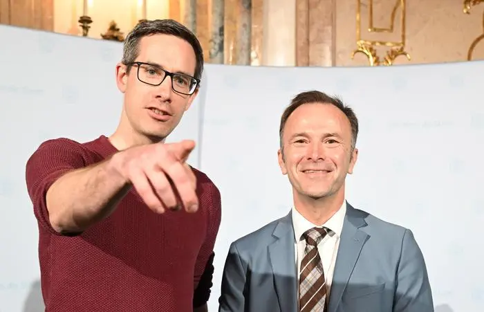 ABD0123_20240310 - SALZBURG - ÖSTERREICH: (v.l.) Kay-Michael Dankl (KPÖ Plus) UND Vizebürgermeister Bernhard Auinger anlässlich der Trendrechnung der Gemeindevertretungs- und Bürgermeisterwahl in Salzburg im Wahlzentrum Schloss Mirabell am Sonntag, 10. März 2024. - FOTO: APA/BARBARA GINDL