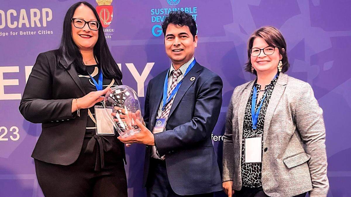 Verleihung der LivCom-Awards auf Malta: Vizebürgermeisterin Sarah Katholnig und Nachhaltigkeits-Expertin Ursula Lackner mit UN-Jurymitglied Ganesh Raj Joshi